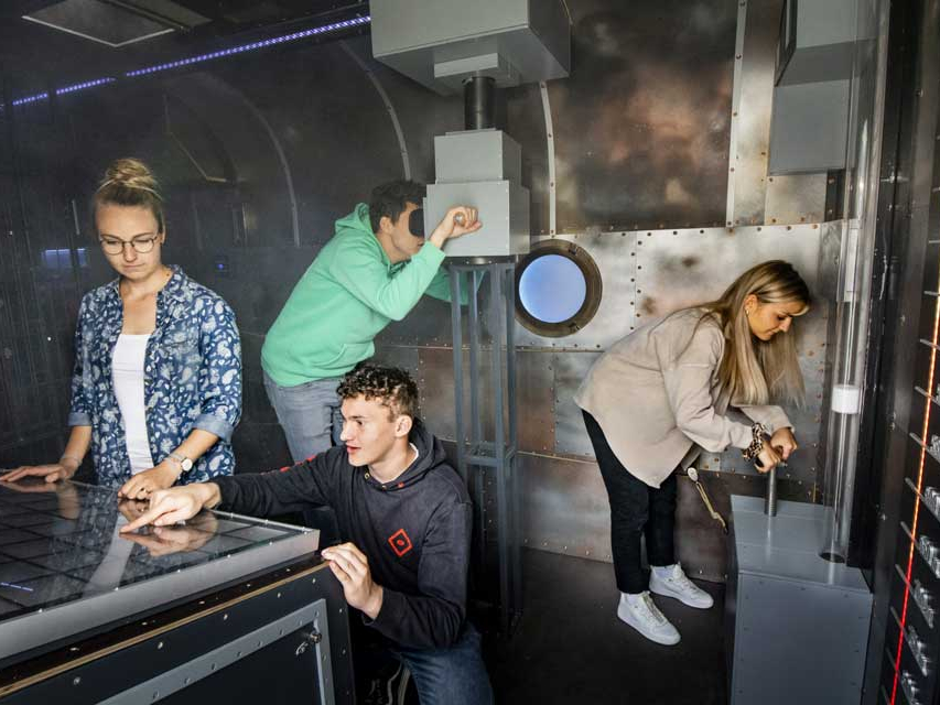 Spiele im Escape Trailer Innenraum