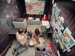Jugen Rot Kreut Cube mit Spielern Mobiler Escape Room