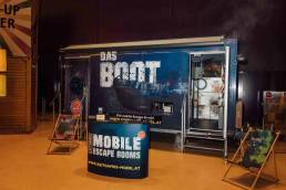 Exit Games Escape Trailer aussen mit Pult auf Messe